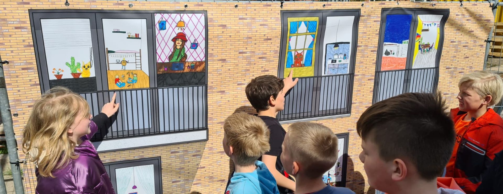Kinderkunst kleurt bouwlocatie Woonborg
